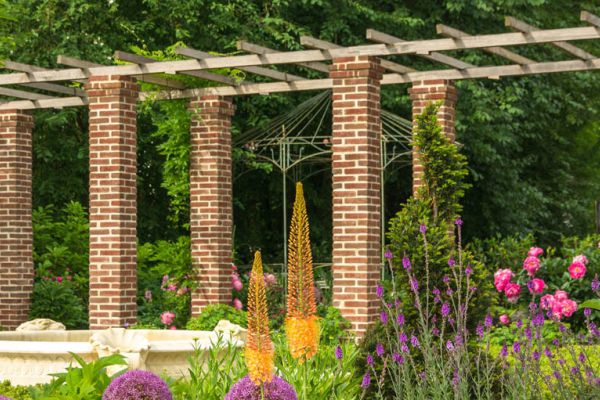 Hochwertige Gartengestaltung mit Backstein-Pergola und Staudenbepflanzung