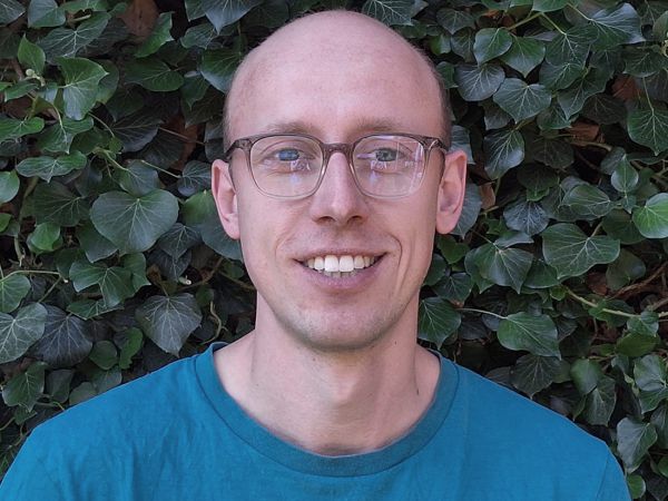 Marc Neundörfer, Geschäftsführer der Klaus Neundörfer GmbH, vor grüner Efeuwand
